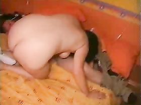 Секс русской зрелой пары на кровати