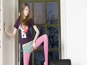 Показывает худую попку