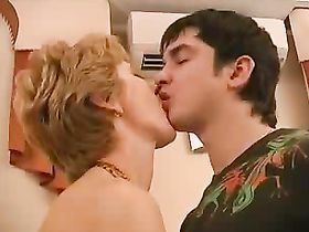 Подрочила молодому официанту 