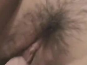 Паренек шалит с волосатой киской своей подружки