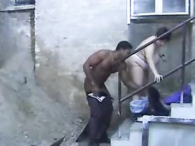 Вечерний секс жирухи и негр на лестнице во дворе