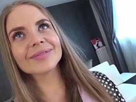 Иностранец лишил русскую девушку девственности, отодрав раком большим хером