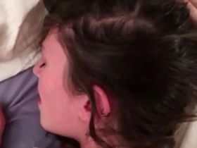 Парень снял от первого лица трах со своей милой подружкой с окончанием на симпотное личико