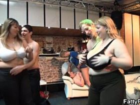 Зрелые толстые мамочки ублажают худых студентов на закрытой вечеринке