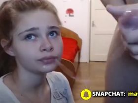 Миленькая девчонка полностью заглатывает большой хер перед вебкой