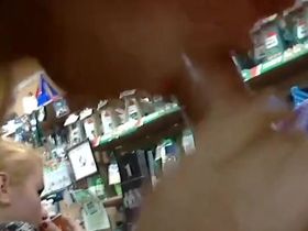 Продавщица в магазине отсасывает пенис товарища, а тот снимает видео
