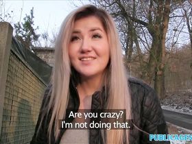 Польская шлюха сосёт и ебётся в манду за деньги в машине