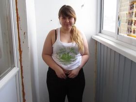 Русская жирная девушка с волосатой киской, писает в тазик на балконе