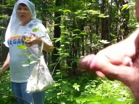 Голый русский дрочун мастурбирует член на глазах у бабушки в лесу