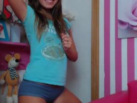 18-ти летняя студентка танцует и раздевается перед веб камерой