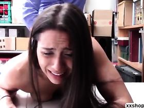 Наглый охранник заподозрил симпатичную девушку в краже и страстно трахнул ее в подсобке на камеру